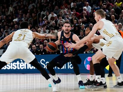 Tomas Satoransky con el balón en una jugada durante el partido de Euroliga entre el Barcelona y el Bayern de Munich en el Palau Blaugrana este jueves.