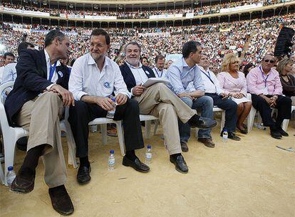 Camps, Rajoy, Mayor Oreja y Fabra, durante el mitin en la Plaza de Toros de Valencia.