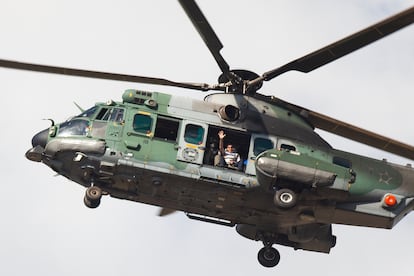 Jair Bolsonaro saluda desde un helicóptero a los asistentes a una manifestación en apoyo a su gestión, el 15 de mayo de 2021, en Brasilia. 