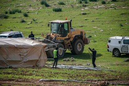 Demolición de instalaciones palestinas, el 22 de febrero en el poblado beduino de Humsa (Cisjordania).