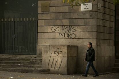 Una pintada en contra de Pedro Sanchez a la Llotja de Mar, aquest diumenge.