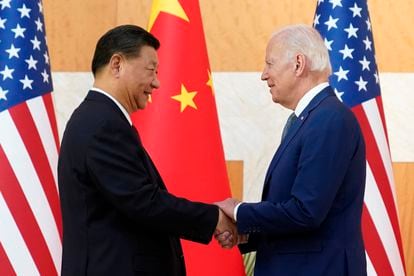 El presidente de EEUU, Joseph Biden, y el de China, Xi Jingping, se saludan en la reunión del G-20 de noviembre de 2022.