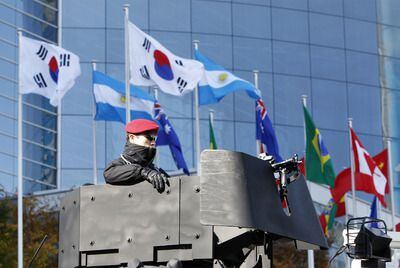 Un policía vigila la sede donde hoy y mañana se celebra el G-20 en Seúl (Corea del Sur).