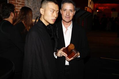 Putochinomaricón entregando el premio ICON de literatura en 2019 a Paul B. Preciado.