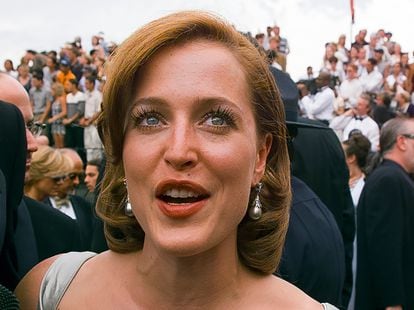 Gillian Anderson, a su llegada a la gala de los premios Emmy celebrados en Pasadena, California, el 14 de septiembre de 1997.