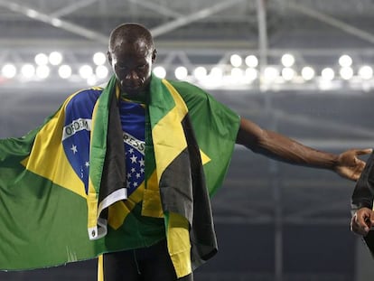 Usain Bolt, con la bandera de Brasil. 