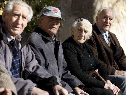 En la imagen, un grupo de ancianos. 