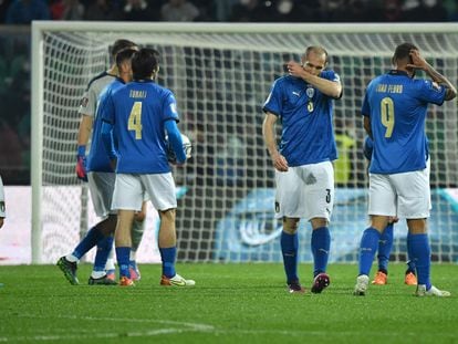 Los jugadores italianos, tras la derrota.