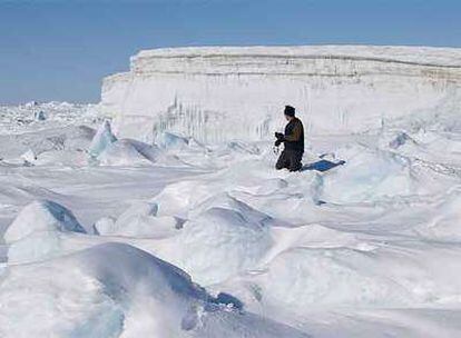 Un investigador de la Universidad de Laval (Canadá) observa la nueva isla de hielo.
