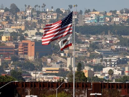 La bandera de Estados Unidos y del estado de California, junto al muro fronterizo en San Diego, en agosto de 2020.