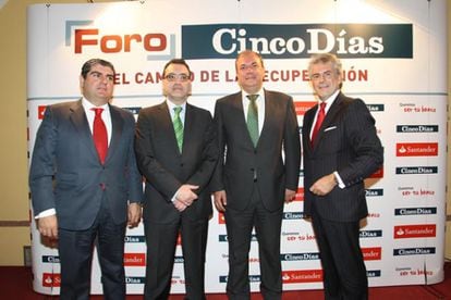 Luis Rodríguez de la Fuente, director territorial del Santander; Jorge Rivera, director de Cinco Días; el presidente de la Junta de Extremadura, José Antonio Monago, y Enrique García Candelas, director general de banca minorista del Santander.