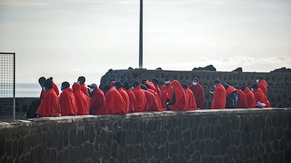 53 inmigrantes subsaharianos, entre ellos varias mujeres, que fueron rescatados en aguas cercanas a Lanzarote el 23 de enero.