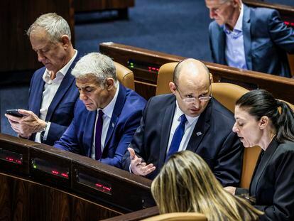 Desde la izquierda, Benny Gantz, Yair Lapid, y Naftalí Bennet participan en la sesión de la Kneset, este jueves.