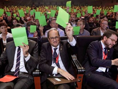 El presidente del Parlament, Roger Torrent, el de la Generalitat, Quim Torra, y el vicepresidente del Govern, Pere Aragonès, en la denominada asamblea de cargos electos. En vídeo, intervención de una de las participantes en la asamblea.