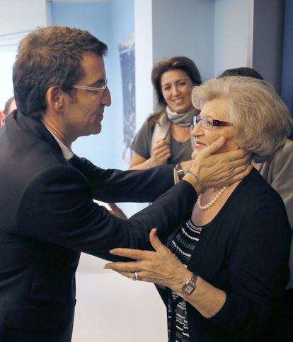El presidente de la Xunta, y candidato a la reelección por el PP, Alberto Núñez Feijóo (i) saluda a su madre Sira Feijóo al final de su intervención en la comparecencia donde ha valorado los resultados en las elecciones gallegas donde ha sido reelegido.
