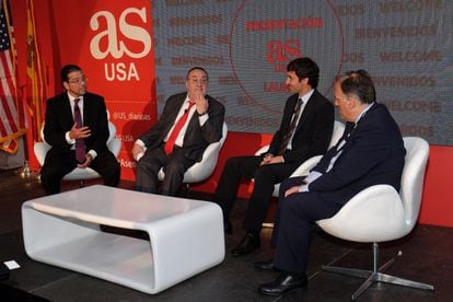 Alejandro Gonzalez (i), editor de AS USA; Alfredo Relano, editor ejecutivo del Diario Deportivo AS; Raúl González Blanco, exjugador del Real Madrid y Javier Tebas, presidente de La Liga, este jueves en Miami.