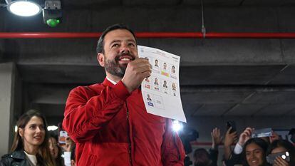 Carlos Fernando Galán este domingo tras emitir su voto en Bogotá.