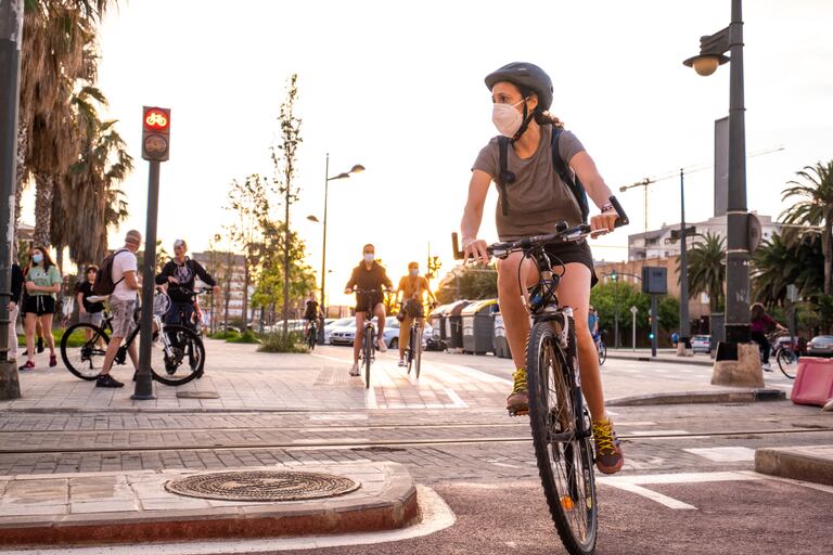 Una mujer monta en bici durante la desescalada en Valencia.