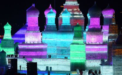 Iluminación de las esculturas del Festival de Hielo y Nieve de Harbin (China).