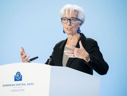 La presidenta del BCE, Christine Lagarde, responde a preguntas de los medios al término de la reunión del consejo de la entidad, este jueves en Fráncfort.
