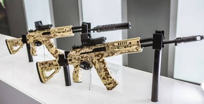 Dos fusiles Kalashnikov.