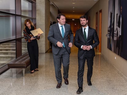 El presidente de la Junta de Castilla y León, Alfonso Fernández Mañueco (izquierda), conversa con el vicepresidente el vicepresidente, Juan García Gallardo. EFE/ Nacho Gallego