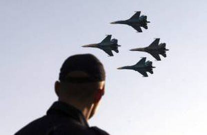 Un hombre observa varios aviones del grupo de pilotaje "'Falcones rusos" de la Fuerza Aérea rusa, que forman parte de su industria aeroespacial. EFE/Archivo