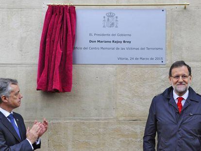 Placa conmemorativa que descubrieron Mariano Rajoy e Iñigo Urkullu para simbolizar la colocación de la primera piedra del Centro Memorial.