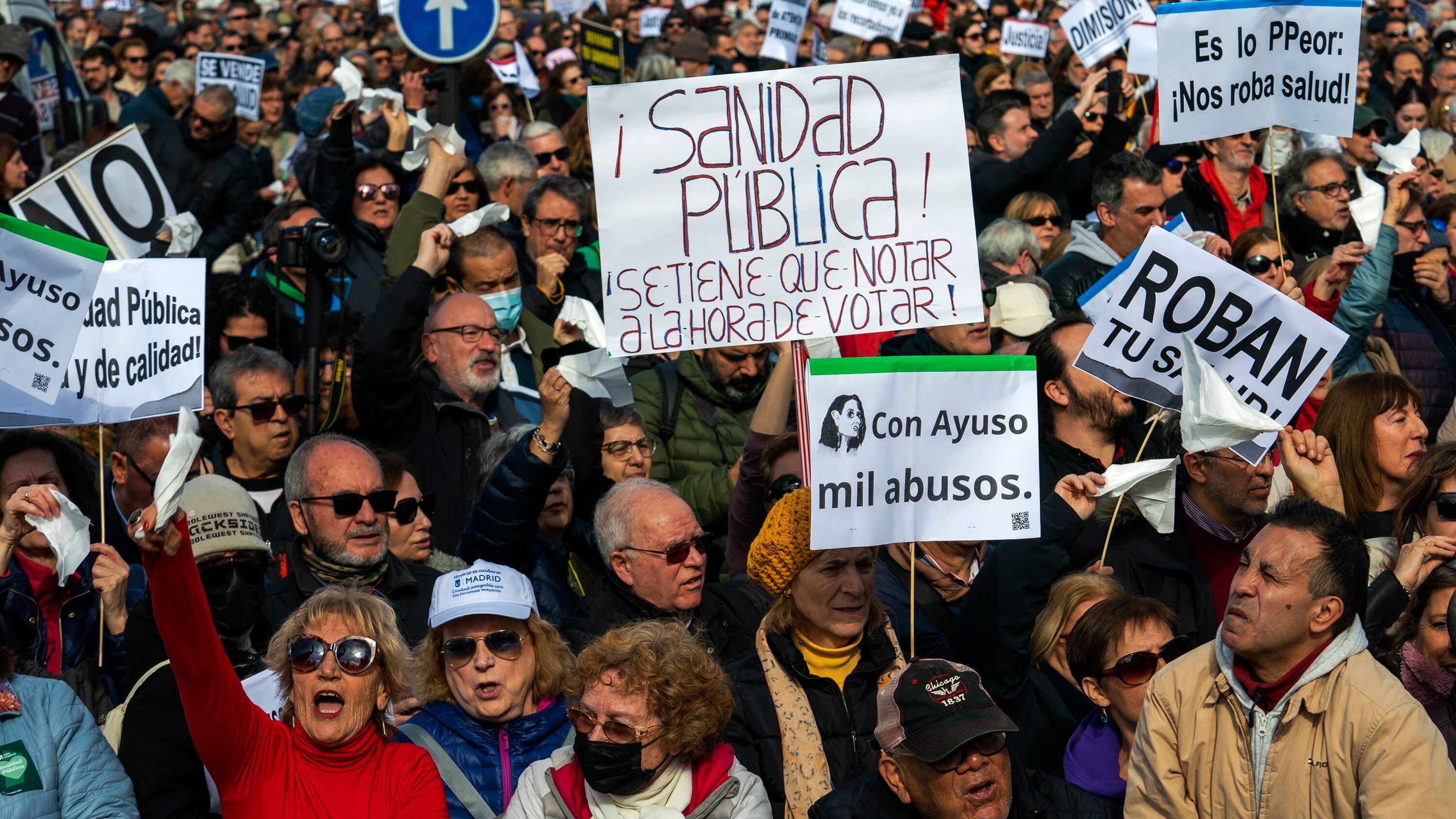 Manifestantes participan en una protesta a favor de la sanidad pública en Madrid. 