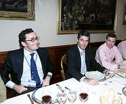 Adolfo Suárez Illana (en el centro) y Alejandro Agag (izquierda), ayer en una comida con el Grupo de Becerril.