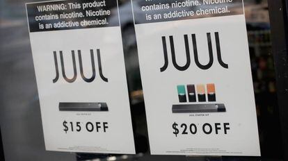 Una tienda anunciado una oferta de cigarrillos electrónicos Juul