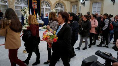 Cientos de personas visitan la capilla ardiente de Gabriel Cruz instalada en el Palacio Provincial de la Diputación de Almería.