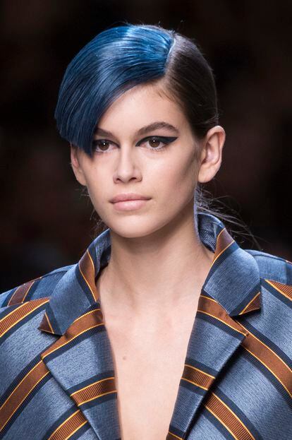En Fendi demostraba su lado más camaleónico luciendo esta peluca azul. Todo apunta a que será la nueva musa de Karl Lagerfeld.