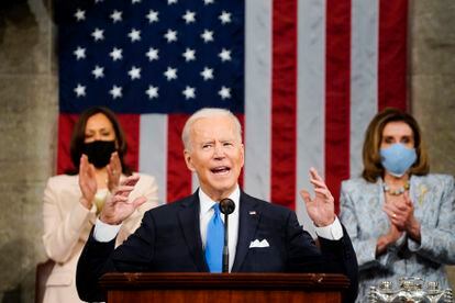 El presidente de EE UU, Joe Biden, junto a la presidenta de la Cámara de Representantes, Nancy Pelosy, y la vicepresidenta del país, Kamala Harris, el pasado 28 de abril.