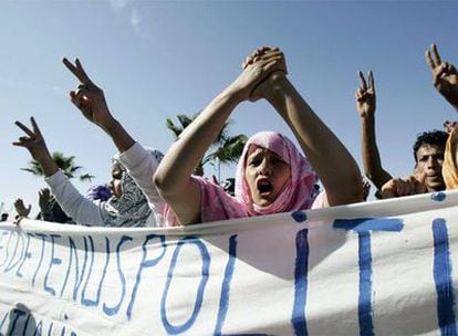 Manifestación de familiares de saharauis encarcelados en El Aaiún en junio de 2005.