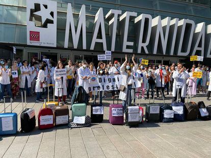 Médicos con maletas, durante una protesta en el hospital Gregorio Marañón.