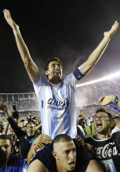 Diego Milito, a hombros, tras ganar la liga argentina ante el Godoy Cruz