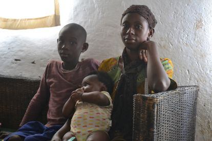 Ramazani Ngoyi, que huyó de la ciudad de Goma por la inestabilidad, en el sillón del salón de su casa en Dzaleka junto a su familia.
