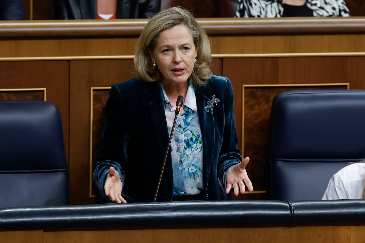 Nadia Calviño anuncia que revisará el impuesto a la banca y Yolanda Díaz le recuerda que pactaron mantenerlo | Economía