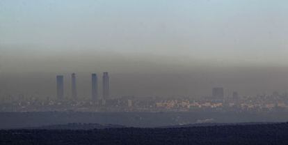 Nube de contaminaci&oacute;n sobre Madrid, en una imagen de 2012.