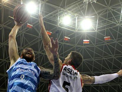Guille Rubio intenta superar la defensa del pivot dominicano del Manresa Josh Asselin.
