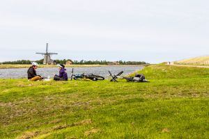 Cicloturistas en la isla de Texel, frente a la costa de Holanda.