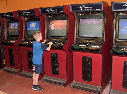 Un niño juega en una de las casi 100 máquinas del salón recreativo Arcade Planet de Dos Hermanas (Sevilla).