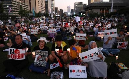 Decenas de surcoreanos protestan contra las restricciones comerciales niponas, el 24 de agosto en Seúl.