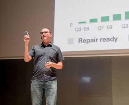 Kyle Wiens, director d'iFixit, explica que els manuals per reparar mòbils són els més buscats.