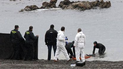 La Guardia Civil recupera un cadáver en la playa del Tarajal (Ceuta), en febrero de 2014.