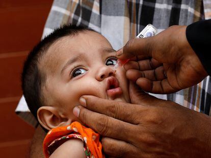 Una niña recibe gotas de la vacuna contra la polio, en Karachi, Pakistán, en una imagen de archivo.