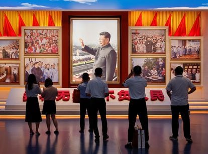 PUn grupo de personas miran imágenes del presidente chino, Xi Jinping, en el Museo de Historia del Partido Comunista de China recién inaugurado en Pekín