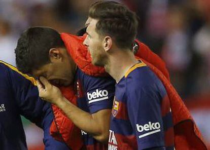 Suárez, acompañado por Messi, deja el campo entre lágrimas.
