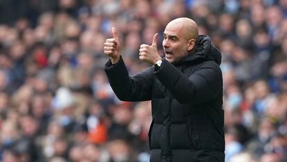 Pep Guardiola gesticula durante el partido contra el Chelsea.